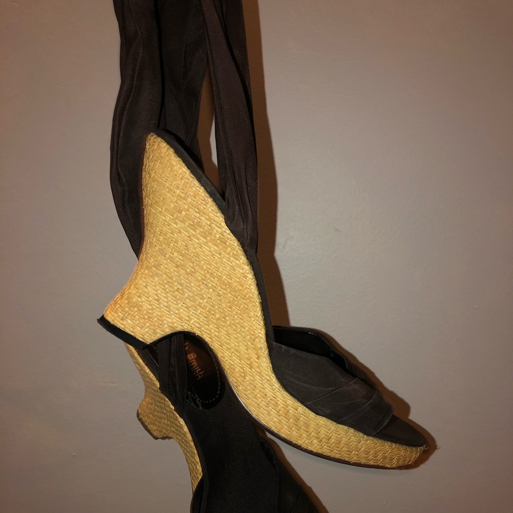 Cute strap up wedges!